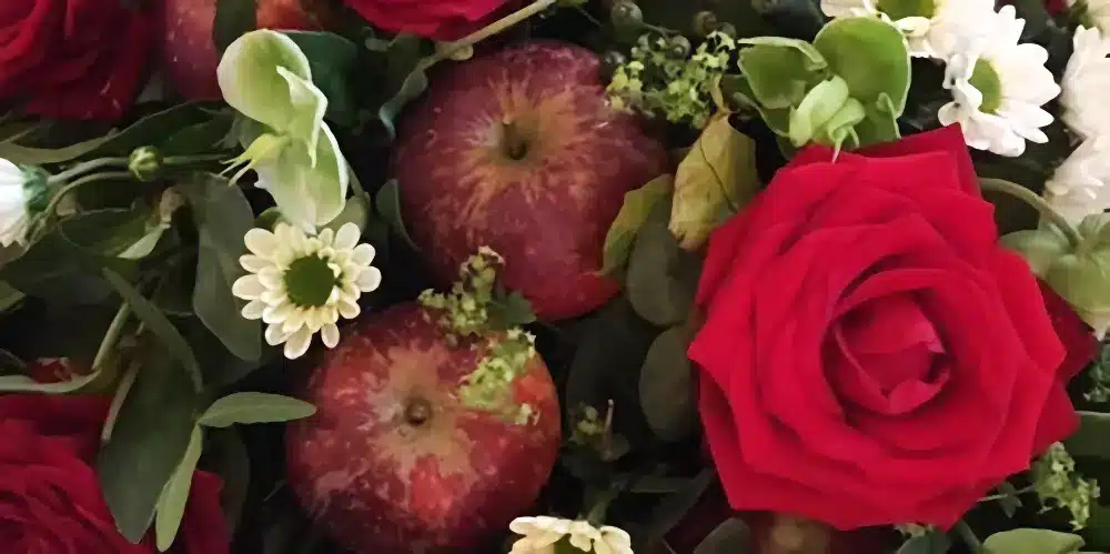 Blomsterdekoration med æbler